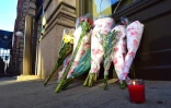Des larmes et des fleurs ont accueilli lundi à New York l'annonce de la mort de David Bowie
