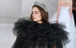 Un mannequin présente une création d'Alexis Mabille lors du défilé des modèles de haute couture printemps/été à Parsi le 24 janvier 2017