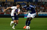 L'espoir parisien Warren Zaire-Emery (g) déborde le Strasbourgeois Ibrahima Sissoko, le 27 mai 2023 à Strasbourg