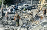 Une pelleteuse dégage les décombres lors que des secouristes recherchent des survivants après une frappe aérienne israélienne nocture sur le village de Kfar Remmane, dans le sud du Liban, le 7 septembre 2026