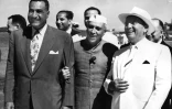 Le président yougoslave Josip Broz Tito (d) avec le président égyptien Gamal Abdel Nasser (g) et le Premier ministre indien Jawaharlal Nehru (c) en juillet 1956 sur l'île de Brioni pendant un sommet des "non-alignés"
