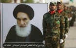 Des miliciens irakiens du groupe Liwa al-Toufouf photographiés près d'un portrait du grand ayatollah Ali Sistani, plus grande autorité chiite d'Irak, à Kerbala le 30 août 2019