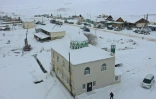 Vue aérienne d'une mosquée à Paris, nom officieux d'un village au Kirghizstan, le 22 janvier 2025