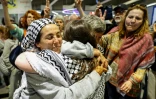 La militante française Meriem Hadjal (G), interpellée puis expulsée par Israël après l'interception de la flottille à destination de Gaza, embrasse un proche à son arrivée à l'aéroport de Roissy-Charles-de-Gaulle, près de Paris, le 22 mai 2026
