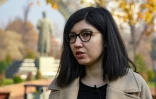 Farzona Saïdzoda, co-auteure du projet féministe "Tell Me Sister", lors d'une interview avec l'AFP à Douchanbé, le 2 décembre 2024 au Tadjikistan