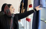 Une Iranienne regarde les créations présentées lors de l'exposition ayant lieu dans le cadre du festival national de la mode à Téhéran, et les vêtements conçus par de jeunes designers iraniens, le 21 janvier 2024