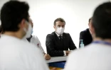 Le président français Emmanuel Macron s'entretient avec des personnels soignants à l'hôpital de Poissy Saint-Germain-en-Laye près de Paris, le 17 mars 2021