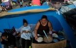 Des migrants dans des conditions de fortune dans le camp proche du passage d'El Chaparral vers les Etats-Unis, près de Tijuana, Etat de Baja California, le 14 avril 2021.