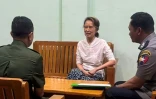 Photo non datée fournie par la junte militaire birmane, le 30 avril 2026, montrant Aung San Suu Kyi (c) dans un lieu non précisé