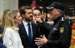 Le dirigeant du Parti populaire, Pablo Casado (C), s'entretient avec un policier espagnol devant le commissariat central de Barcelone, le 21 octobre 2019