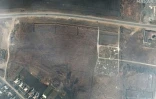 Image satellite publiée par Maxar Technologies le 21 avril 2022 montrant une fosse commune dans le village de Manhush le 30 mars 2022