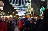 Des personnes visitent le marché de Noël de Breitscheidplatz, un an après une attaque meurtrière, le 18 décembre 2017 à Berlin