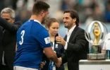 Agustin Pichot félicitant le joueur français Alex Burin après la victoire des Français lors du Mondial des moins de 20 ans à Rosario (Argentine) le 22 juin 2019.