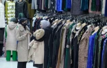 Des femmes dans une boutique de vêtements nationaux au bazar Korvon à Douchanbé, le 2 décembre 2024 au Tadjikistan