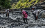 Des "guaqueros" (chasseurs de trésor) fouillent le lit d'un torrent de Las Animas à la recherche d'émeraudes, le 19 décembre 2017 à Muzo, en Colombie