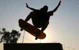 Une figure en skateboard sur la première piste ouverte à Bagdad, le 1er février 2025 en Irak