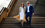 Harry et Meghan descendent les marches de l'opéra de Sydney le 16 octobre 2018