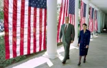 La magistrate Ruth Bader Ginsburg et le président américain Bill Clinton à la Maison Blanche le 14 juin 1993 