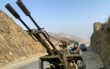 Un membre des forces de sécurité talibanes, aux commandes d'un canon antiaérien, près du poste-frontière de Torkham, entre l’Afghanistan et le Pakistan, dans la province de Nangarhar, le 27 février 2026