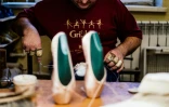 Un employé de Grishko montre les pointes de ballet fabriquées dans l'atelier à Moscou le 25 février 2020