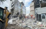 Des images publiées le 23 mai 2026 par les services de secours russes montrent un bâtiment d'une école professionnelle de Starobilsk, en territoire ukrainien occupé par Moscou, sévèrement endommagé la veille par une frappe de drone ukrainien