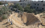 Des habitants autour d'un cratère après trois jours d'hostilités entre Israël et le Jihad islamique, le 8 août 2022 à Rafah, dans le sud de la bande de Gaza
