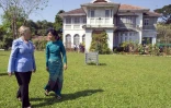 Aung San Suu Kyi et l'ancienne secrétaire d'Etat américaine Hillary Clinton (g), dans le jardin de la résidence de l'opposante birmane, à Rangoon, le 2 décembre 2011