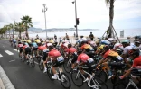 Le peloton sur la Promenade des Anglais lors de la 1re étape du Tour de France le 29 août 2020 à Nice