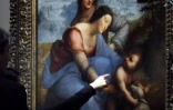Des visiteurs regardent la "La Vierge et l'enfant avec Sainte Anne" de Léonard de Vinci au Louvre le 23 mars 2012