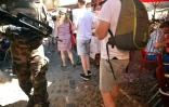 Un légionnaire patrouille au milieu des touristes le 2 août 2016 à Carcassonne