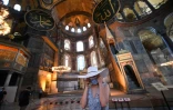 Une touriste en visite à Sainte-Sophie, à Istanbul le 10 juillet 2020