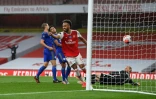L'attaquant d'Arsenal Pierre-Emerick Aubameyang (c) vient d'ouvrir le score contre Leicester, le 7 juillet 2020 Ă Londres