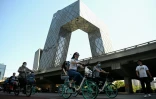 Des cyclistes dans une rue de Pékin à l'heure de pointe, le 3 juin 2021