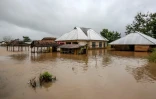 Des maisons sous l'eau dans une région sévèrement frappée par des inondations après des pluies torrentielles dans le village de Mohoro, en Tanzanie, le 17 avril 2024