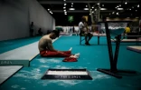 Un athlète s'étire au centre d'entraînement des gymnastes au Bourget, le 22 juillet 2024