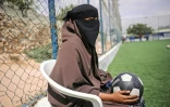 Aisha Alli, joue au football avec son voile, le 5 mars 2018 Ă  Mogadiscio, en Somalie