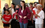 La Première ministre travailliste néo-zélandaise Jacinda Arden visite un bureau de vote a Auckland, le 17 octobre 2020 jour des élections 