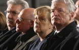 Angela Merkel entre Ralf Wieland, Norbert Lammert et Joachim Gauck (de Gà D) lors de la cérémonie en hommage aux victimes de l'attentat du marché de Noël, le 20 décembre 2016 à Berlin
