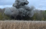 Des démineurs de la police ukrainienne font exploser une mine trouvée dans un champ à Izioum, dans la région de Kharkiv, le 24 octobre 2023