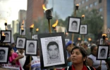 Les portraits d'étudiants disparus brandis par leurs proches lors d'une marche le 26 avril 2016 à Mexico