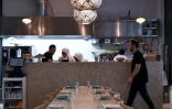 Fatima, sa fille Rana et son fils Ranat, réfugiés syriens, travaillent dans leur restaurant 'Mezze' à Lisbonne le 15 septembre 2017