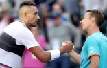 L'Allemand Philipp Kohlschreiber (d) serre la main de l'Australien Nick Kyrgios après l'avoir battu au 2e tour du Masters 1000 d'Indian Wells, le 9 mars 2019 