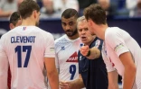Bernardinho au milieu des joueurs de l'équipe de France de volley lors du 8e de finale de l'Euro perdu contre la République tchèque le 13 septembre 2021 à Ostrava
