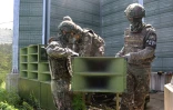 Image fournie par le ministère de la Défense sud-coréen le 4 août 2025 de soldats démontant les haut-parleurs situés à la frontière avec la Corée du Nord