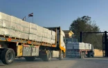 Des camions d'aide humanitaire entrent par le côté égyptien du poste-frontière de Rafah avec la bande de Gaza, dans le nord-est de l’Égypte, le 1er février 2026