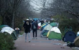 Des migrants dans un camp de fortune le 16 décembre 2016 à Saint-Denis