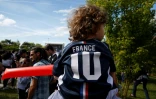 Un enfant portant un maillot de l'équipe de France de football lors de la coupe du Monde à Noisy-le-Grand le 21 juin 2018