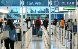 Des voyageurs passent dans des files de sécurité à l'aéroport Ronald Reagan, près de Washington, le 1er octobre 2025