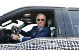 Joe Biden conduit un véhicule électrique, le Ford F-150, à Dearborn, dans le Michigan le 18 mai 2021