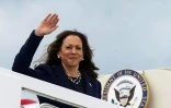 La vice-présidente des Etats-Unis et candidate démocrate à l'élection présidentielle de 2024, Kamala Harris, monte à bord d'Air Force Two à la base conjointe d'Andrews, dans le Maryland, le 31 juillet 2024
